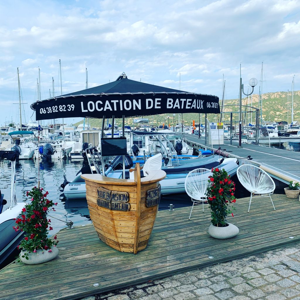 Bureau d'accueil en bois sur le port de plaisance de Porto Vecchio