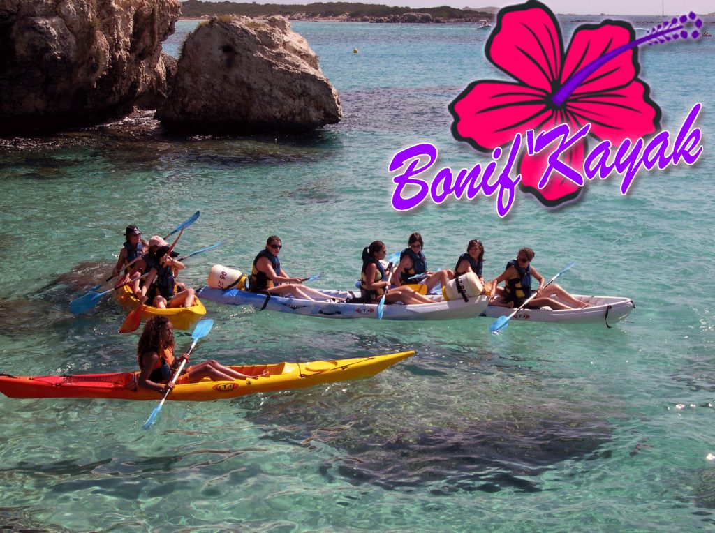 Photo d'un groupe de personnes sur des kayaks avec le logo en haut à droite