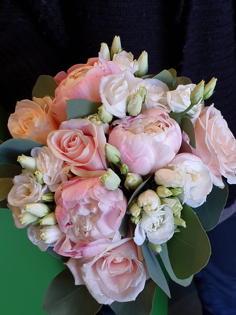 Bouquet avec fleurs roses et blanches