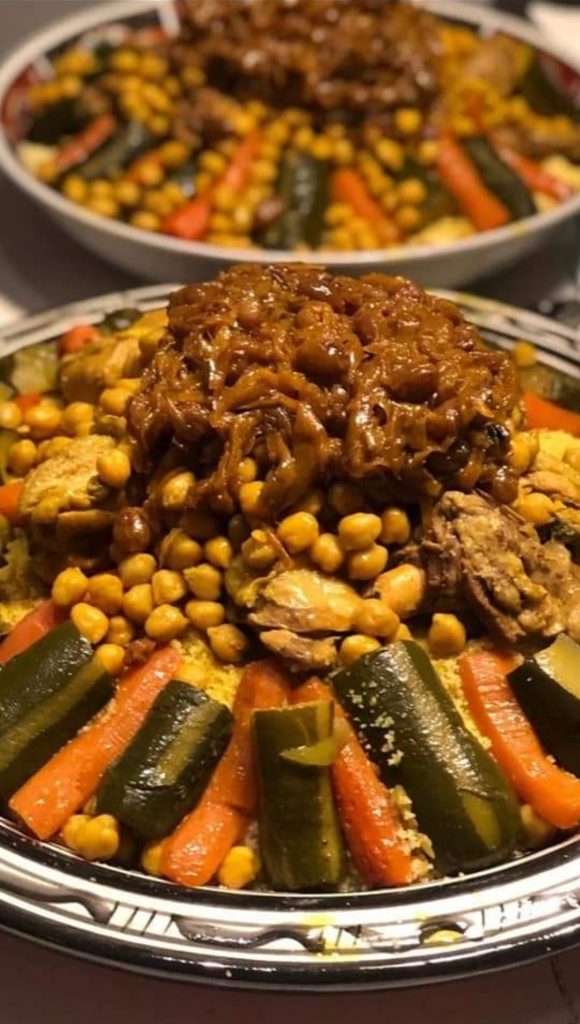 Couscous royal avec oignons confits, légumes, pois chiches