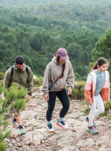 Une famille en pleine ascension sur le sentier A Punta di a Vacca Morta, en Corse-du-Sud.