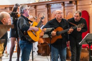 Les chanteurs du groupe I Surghjenti interprétant un chant polyphonique corse dans l’église Saint-Jean-Baptiste à Porto-Vecchio