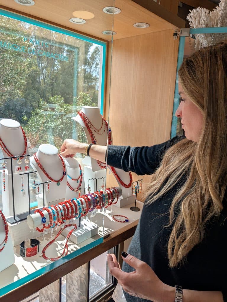 Erica Robbez Masson devant les créations de la Taillerie du Corail à la boutique de Porto-Vecchio