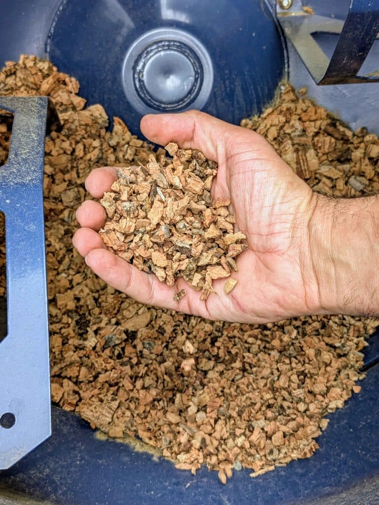 Copeaux de liège prêts à être transformés en plaques isolantes à Porto-Vecchio