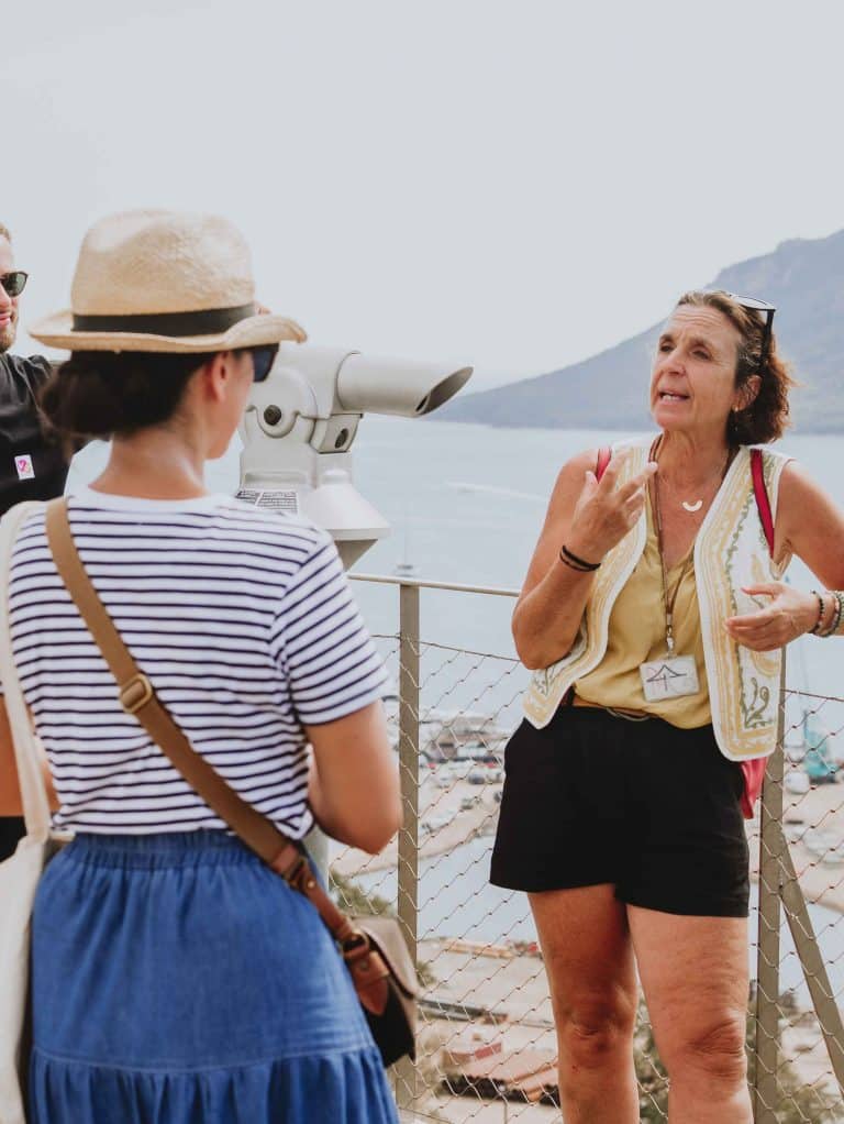 Nela et des visiteurs sur la terrasse du Bastion de France avec vue panoramique sur le golfe de Porto-Vecchio.
