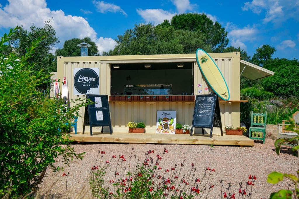 Foodtruck L’Affamée installé dans le jardin de l’Hôtel San Giovanni, entouré de verdure.