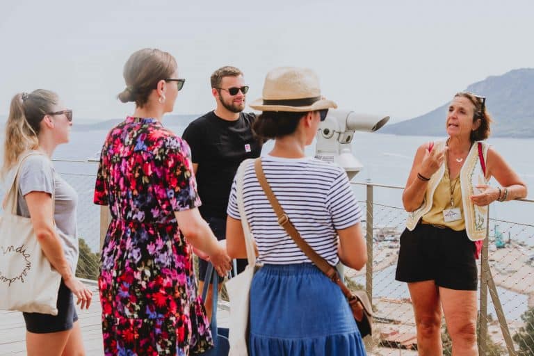 Nela explique aux visiteurs sur la terrasse du Bastion de France pourquoi Porto-Vecchio est appelée la cité du sel