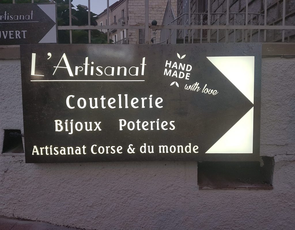 Enseigne de la boutique artisanat corse porto vecchio