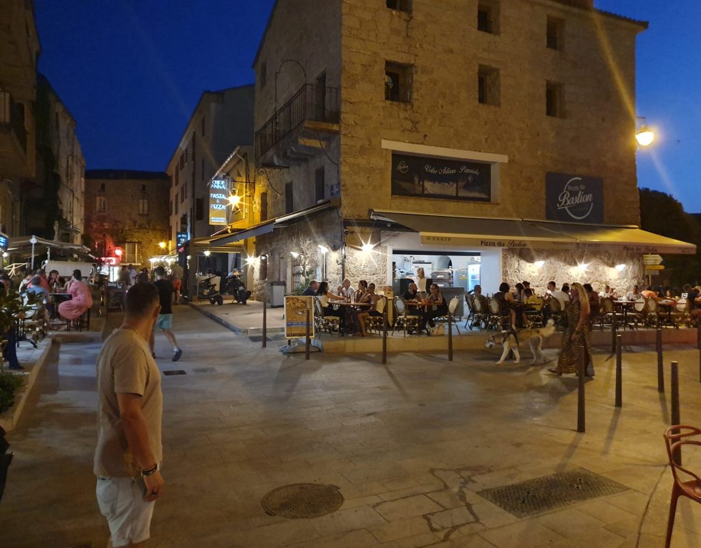 Photo prise en soirée de la terrasse extérieure du restaurant en plein service, au centre de Porto Vecchio
