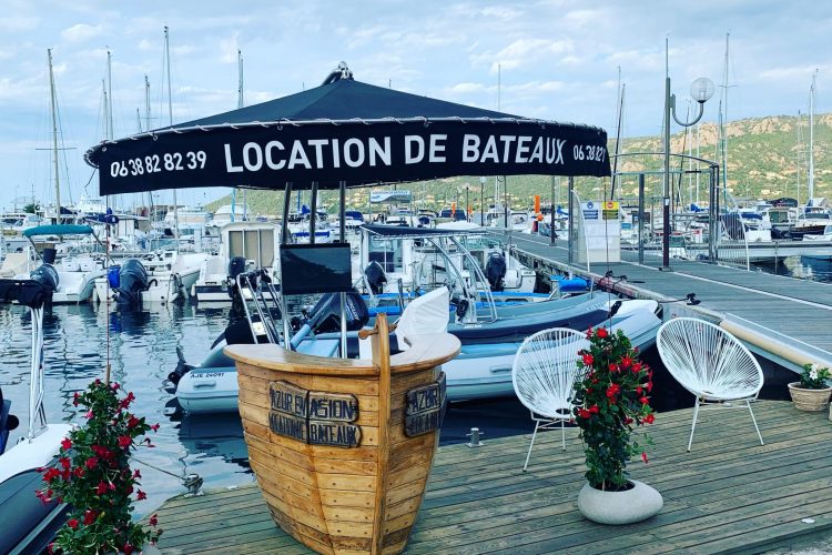 Bureau d'accueil en bois sur le port de plaisance de Porto Vecchio