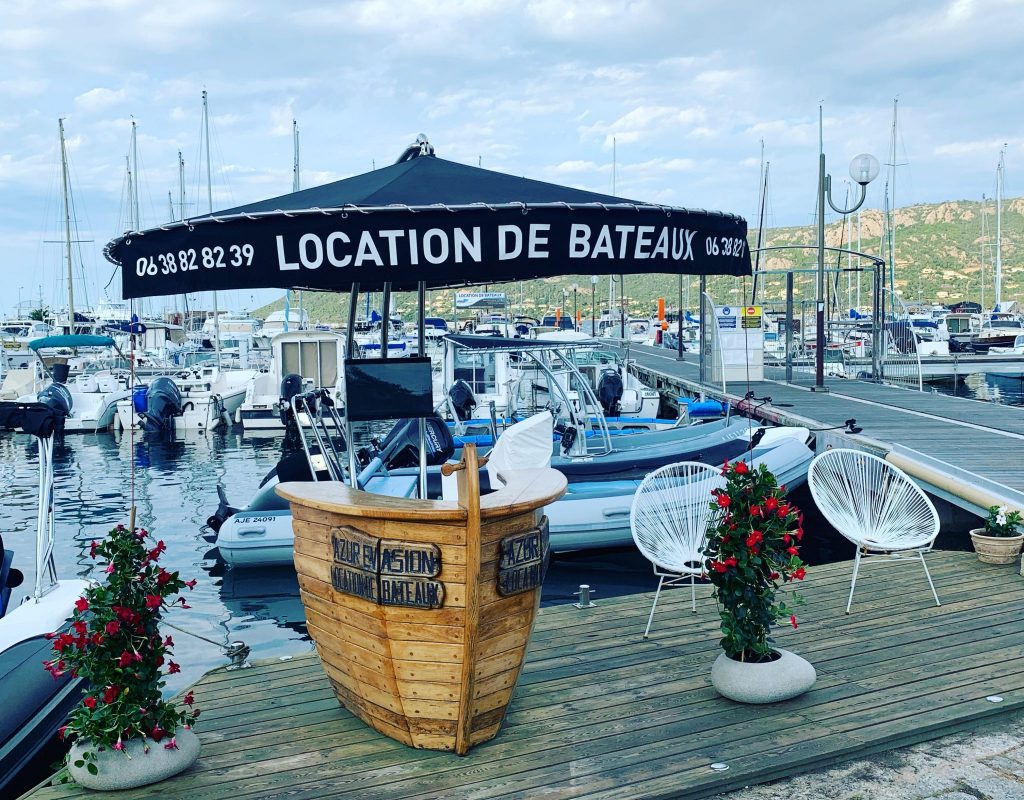 Bureau d'accueil en bois sur le port de plaisance de Porto Vecchio