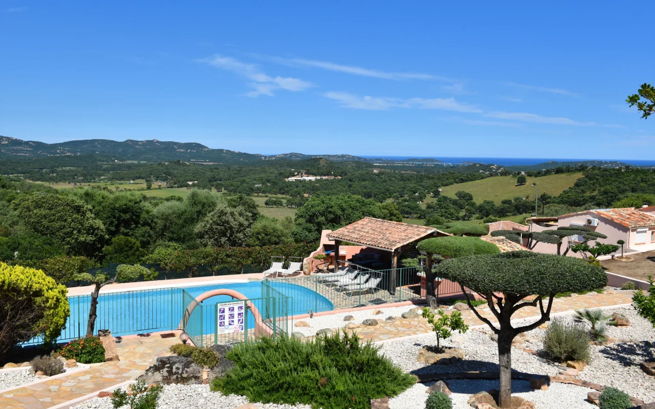 vue de la piscine Domaine de San Sebastiano