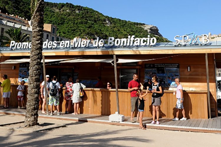 Photo de la guérite en bois sur la marine de Bonifacio, avec la citadelle en arrière plan