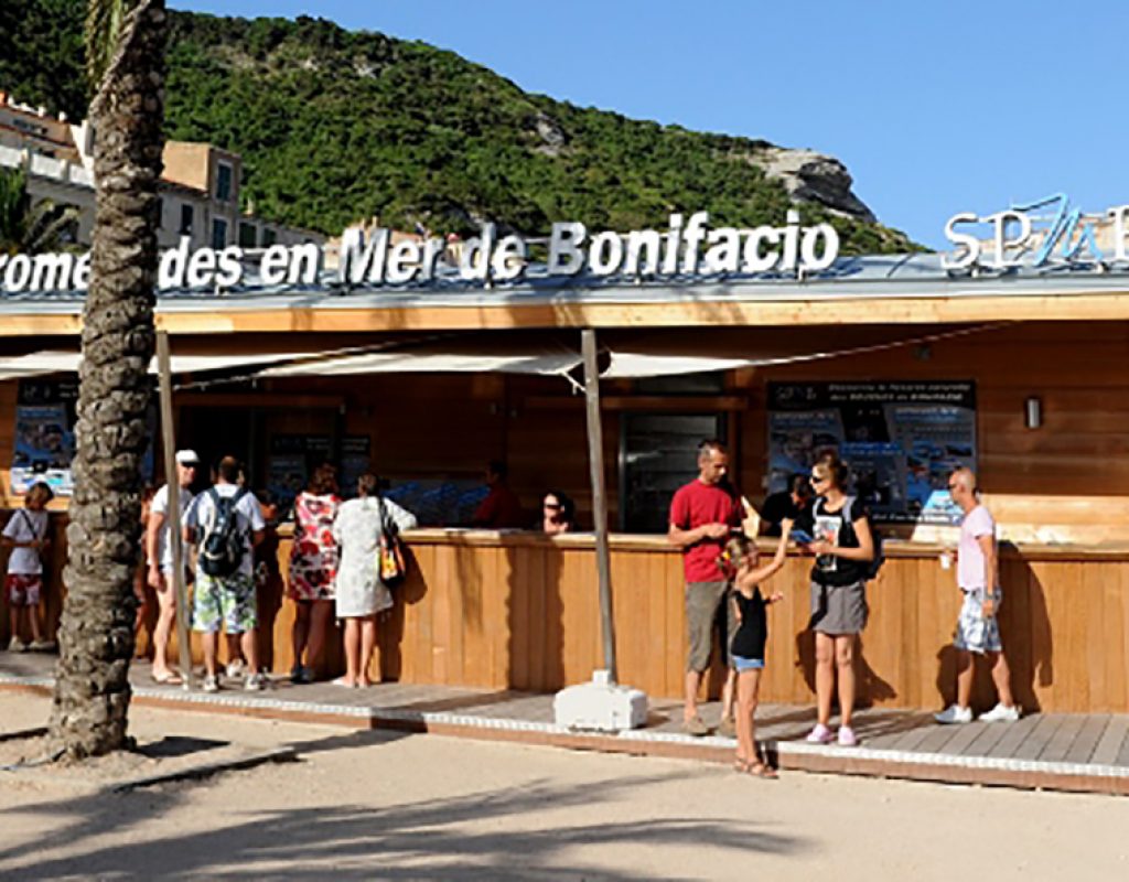 Photo de la guérite en bois sur la marine de Bonifacio, avec la citadelle en arrière plan