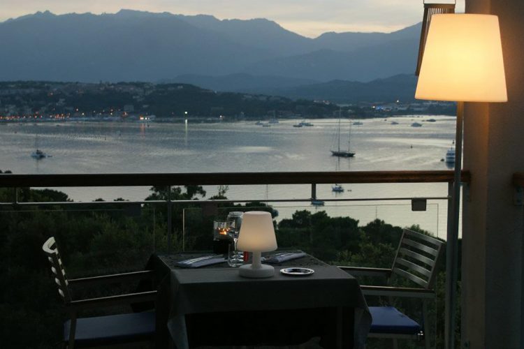 Table en terrasse extérieure avec vue sur le golfe de Porto Vecchio