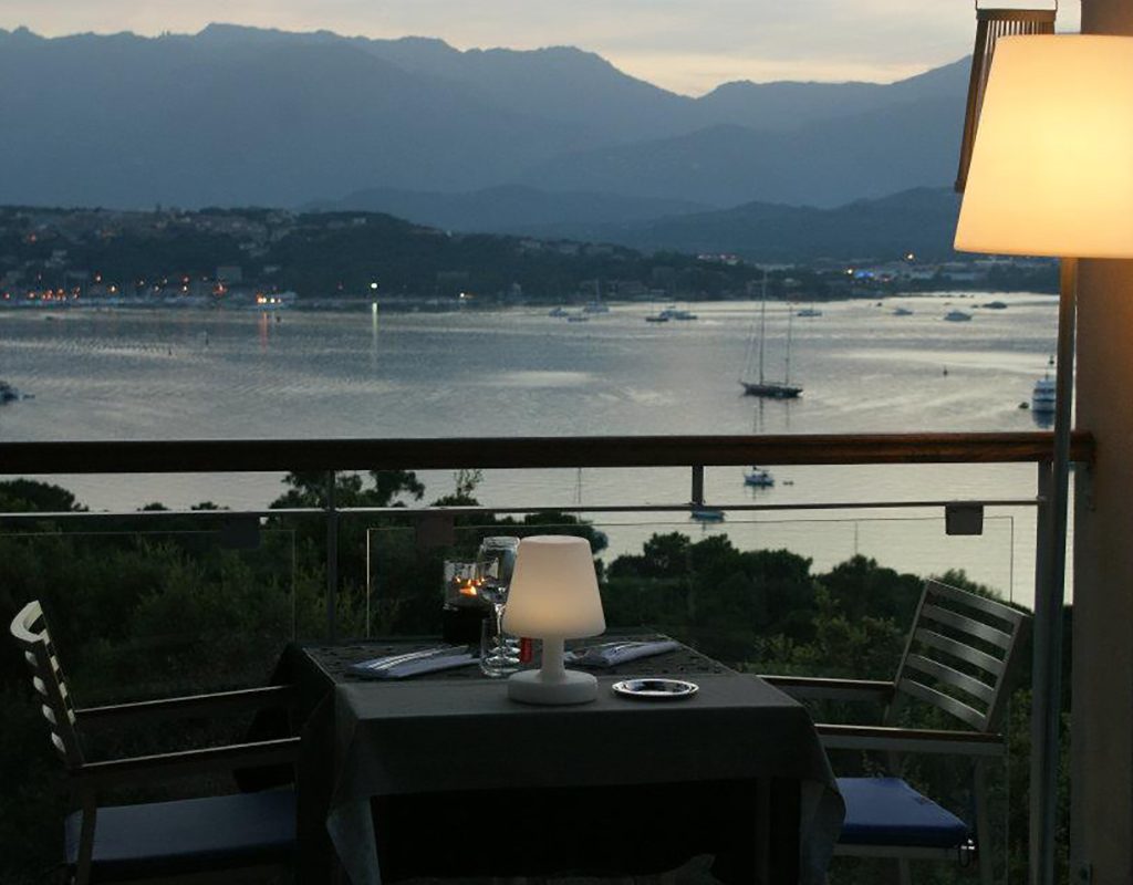 Table en terrasse extérieure avec vue sur le golfe de Porto Vecchio