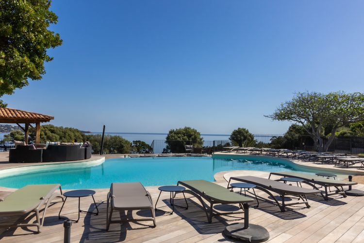 piscine avec transat de la résidence