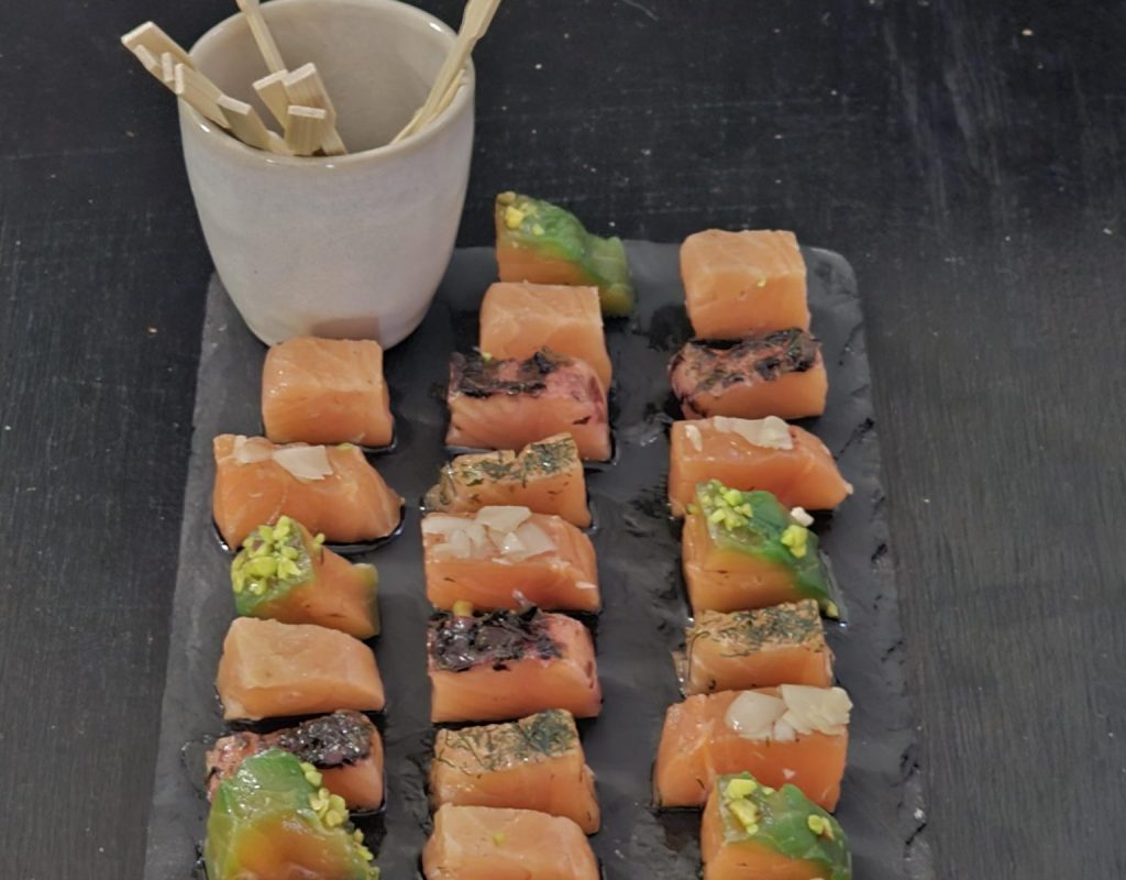 Planche de sakus de saumon fumés