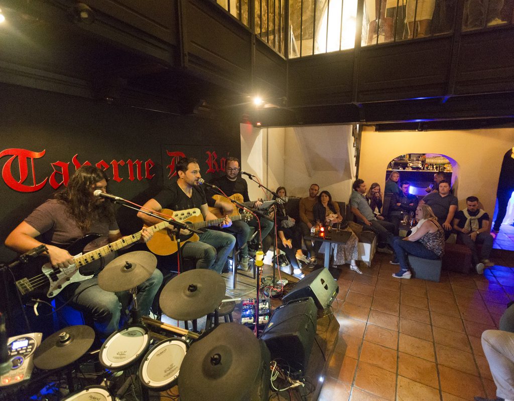 3 la taverne du roi cabaret musique porto vecchio.jpg