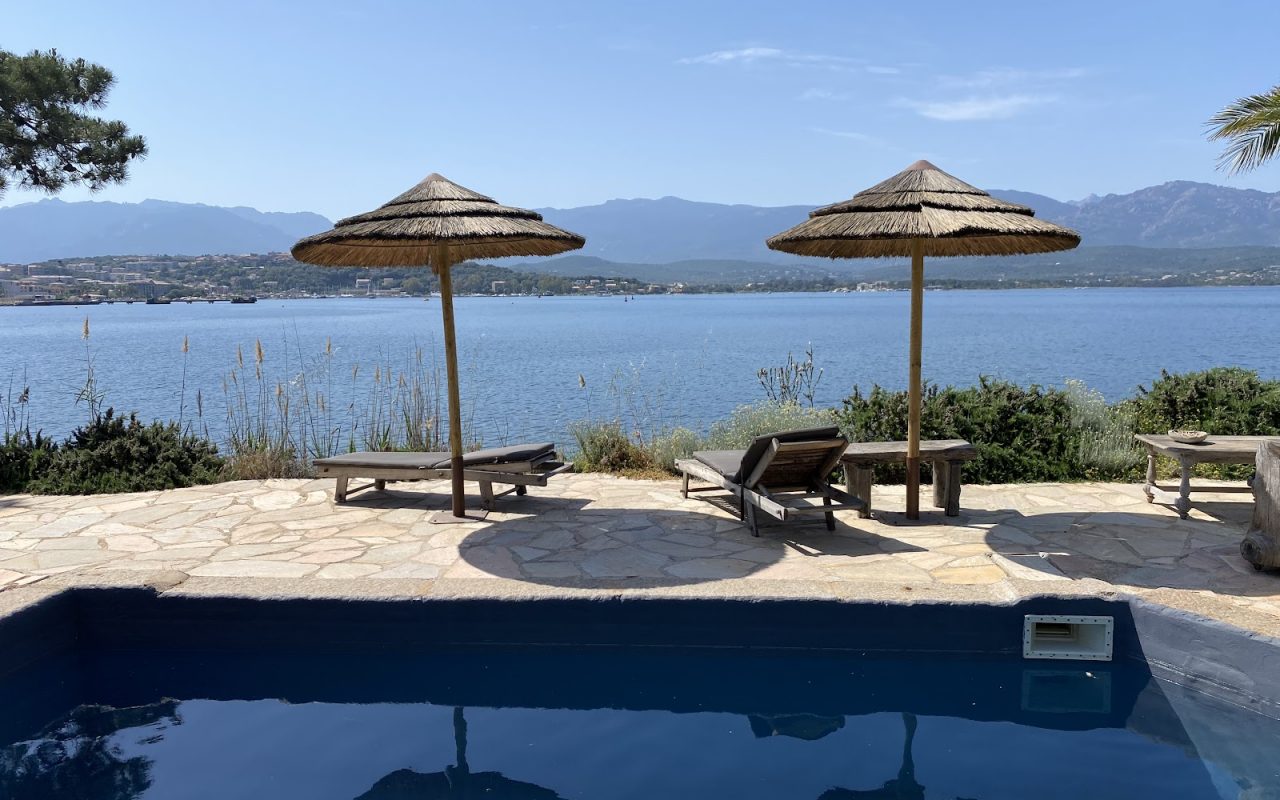 Pool mit Blick auf das Meer