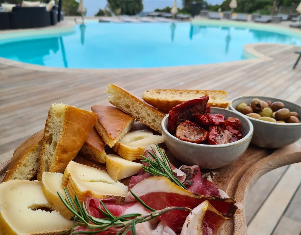 Aperitivo a bordo del ristorante paviddonu piedi nell'acqua