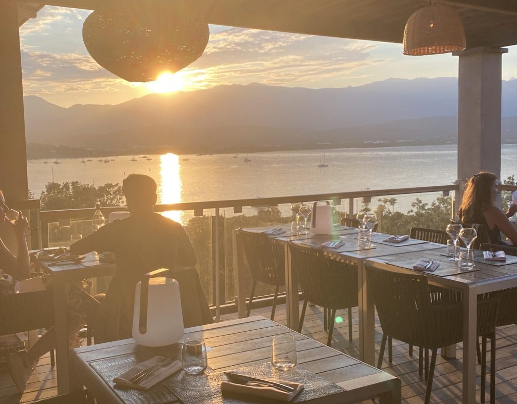 Trois tables en terrasse au coucher de soleil avec vue sur le golfe de Porto Vecchio