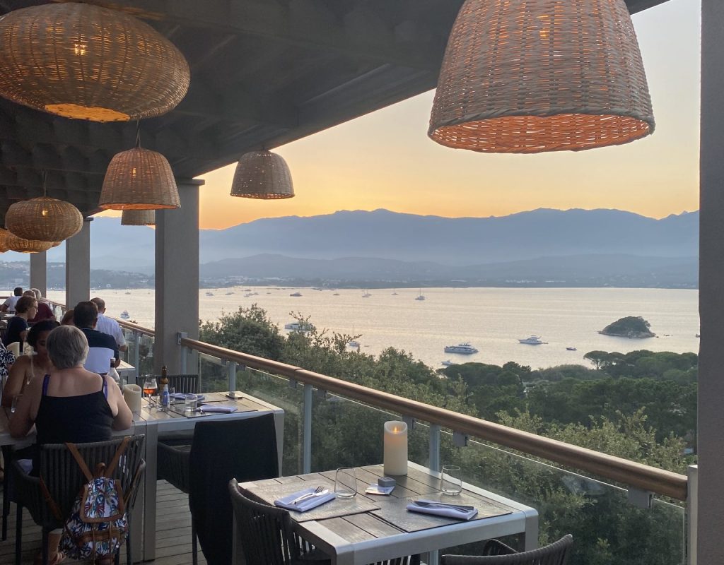 Terrasse en fin de journée avec vue sur le golfe et la ville de Porto Vecchio en arrière plan