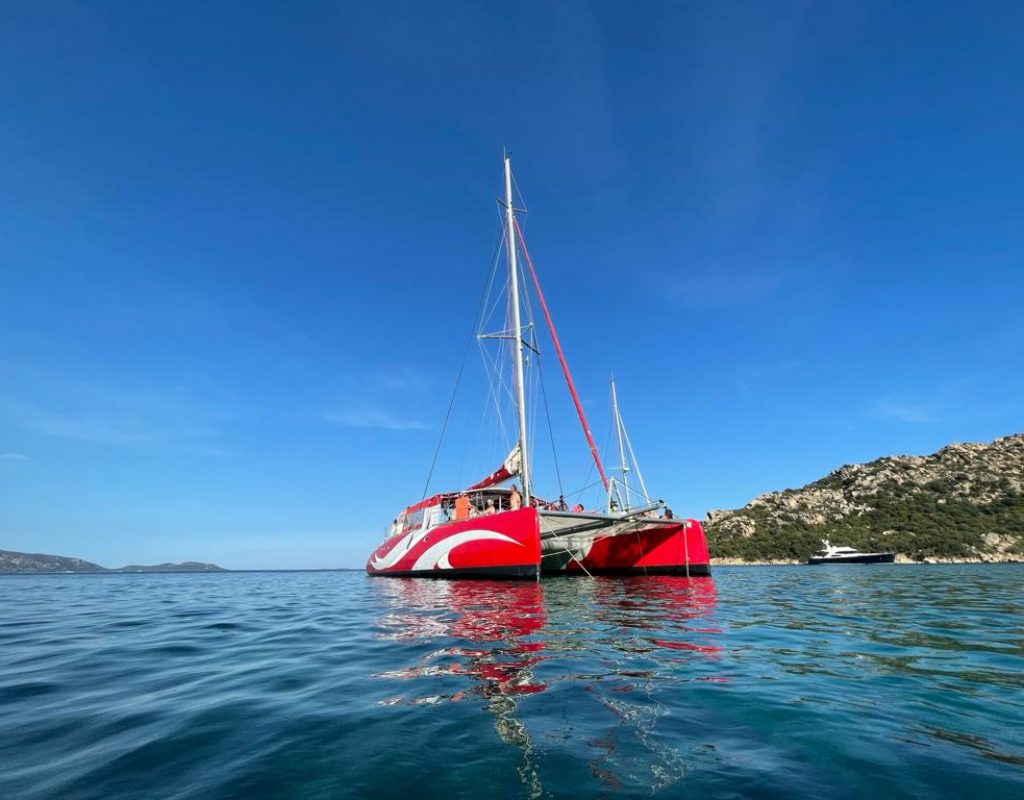 Promenade en mer en bateau rouge et blanc dans une met clame