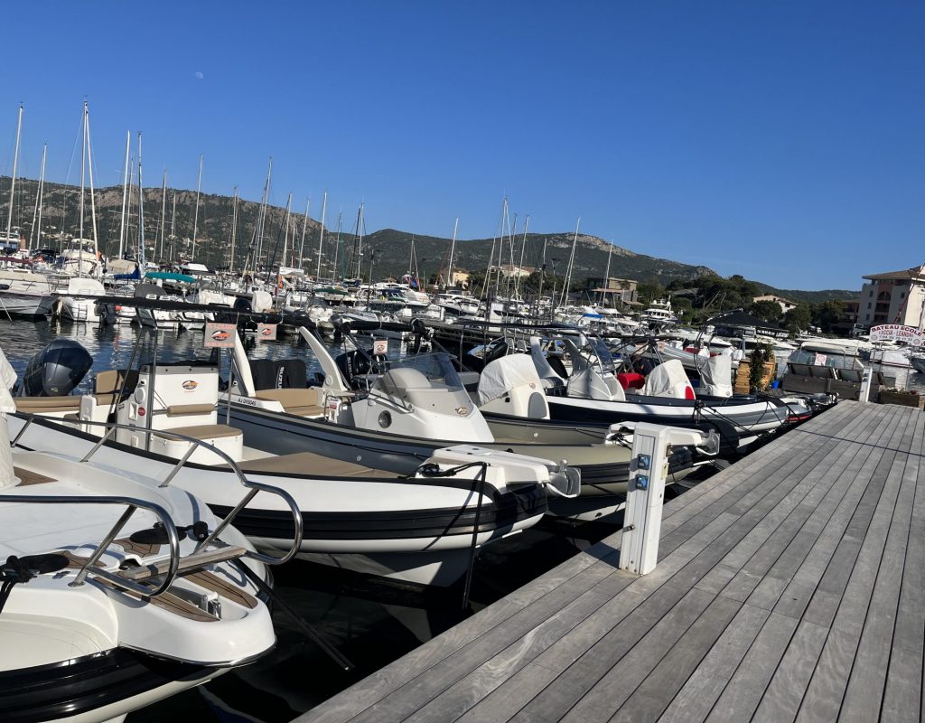 Bateaux semi rigides accostés au ponton sur le port de plaisance de Porto Vecchio