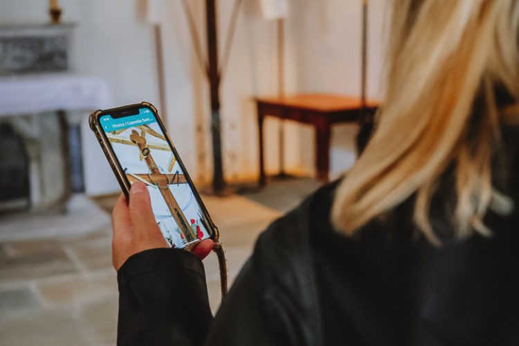 jeune femme avec l'application A Spassu sur son téléphone