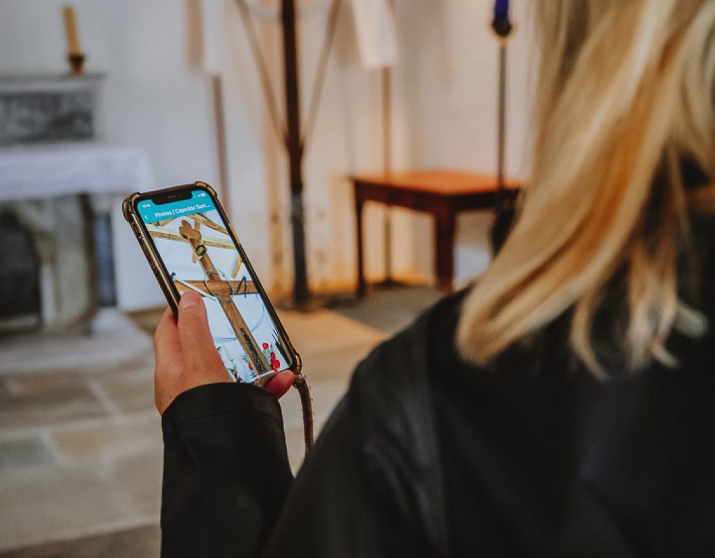 jeune femme avec l'application A Spassu sur son téléphone