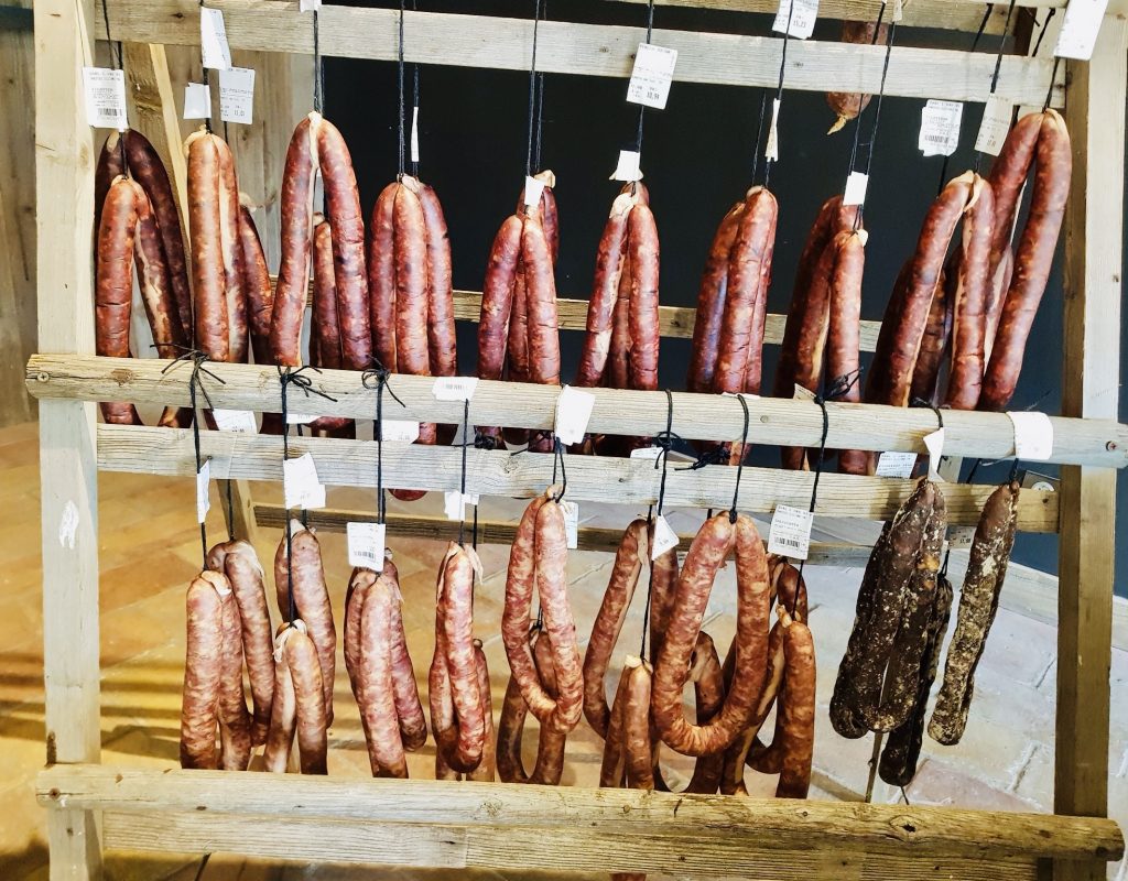 Magasin de producteurs régionaux à Porto Vecchio. Charcuterie bio corse.