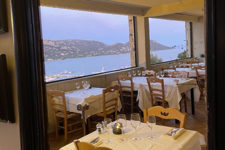 Reflet de la salle intérieure du  restaurant  dans le miroir
