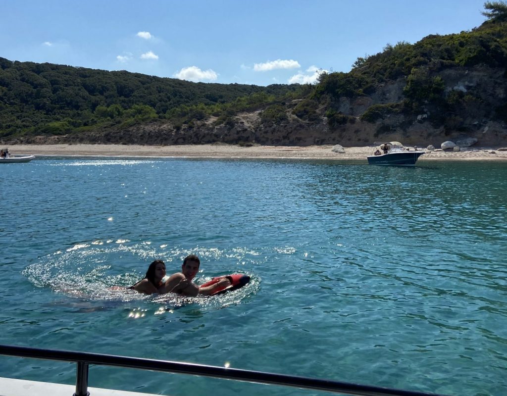 Vue depuis d'un bateau de deux personnes faisant du seabob dans une crique sauvage