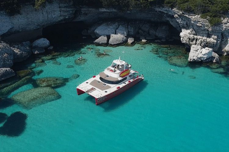 catamaran sur l'eau