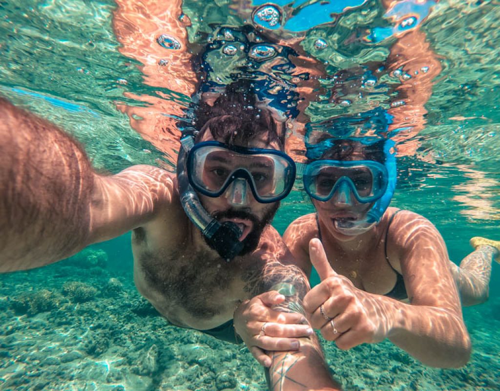 Couple qui nage sous l'eau