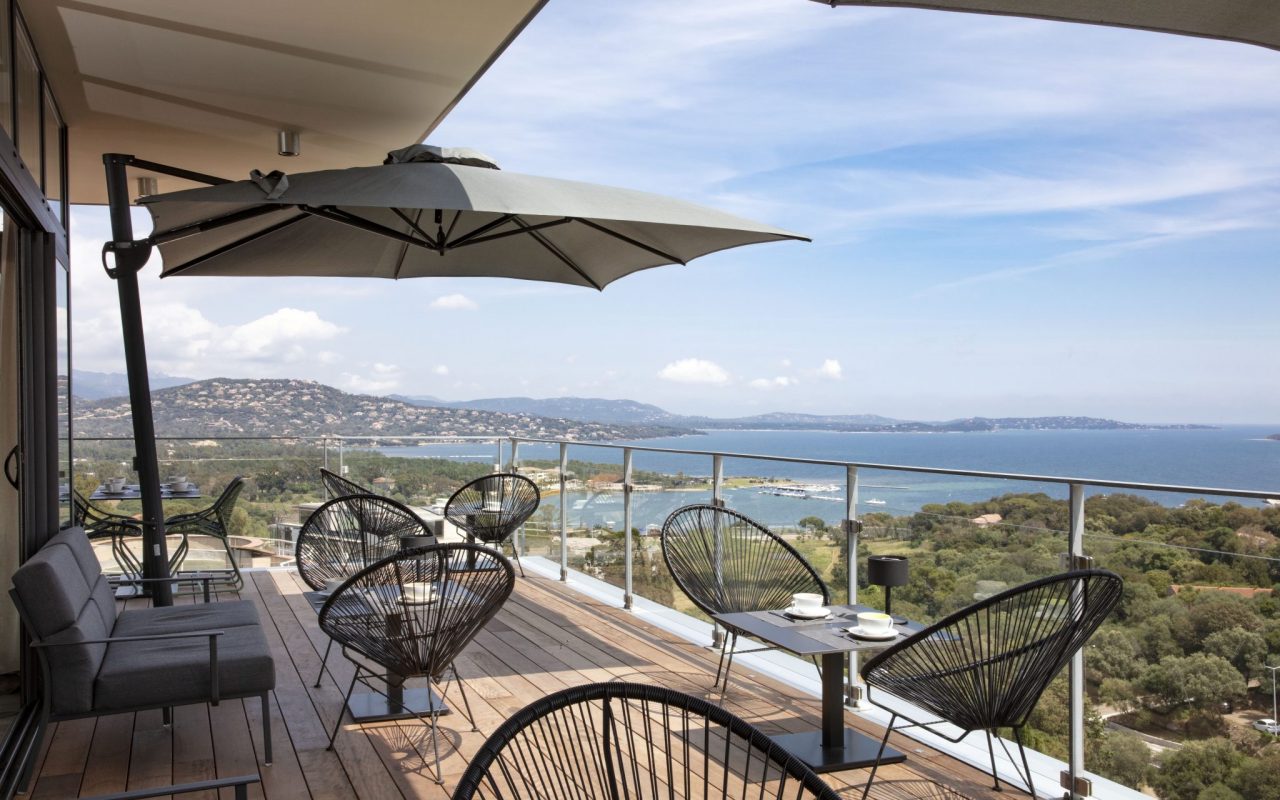 terrasse avec vue de l'hôtel Alcyon à Porto Vecchio