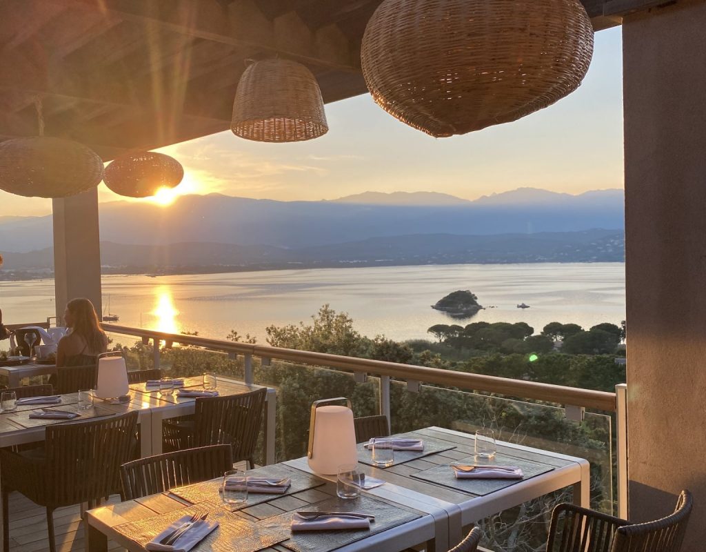 Vue panoramique dégagée sur Porto Vecchio depuis la terrasse ombragée en fin de journée