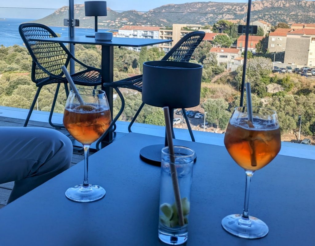 Table avec cocktails et vue sur la ville et le golfe de Porto Vecchio