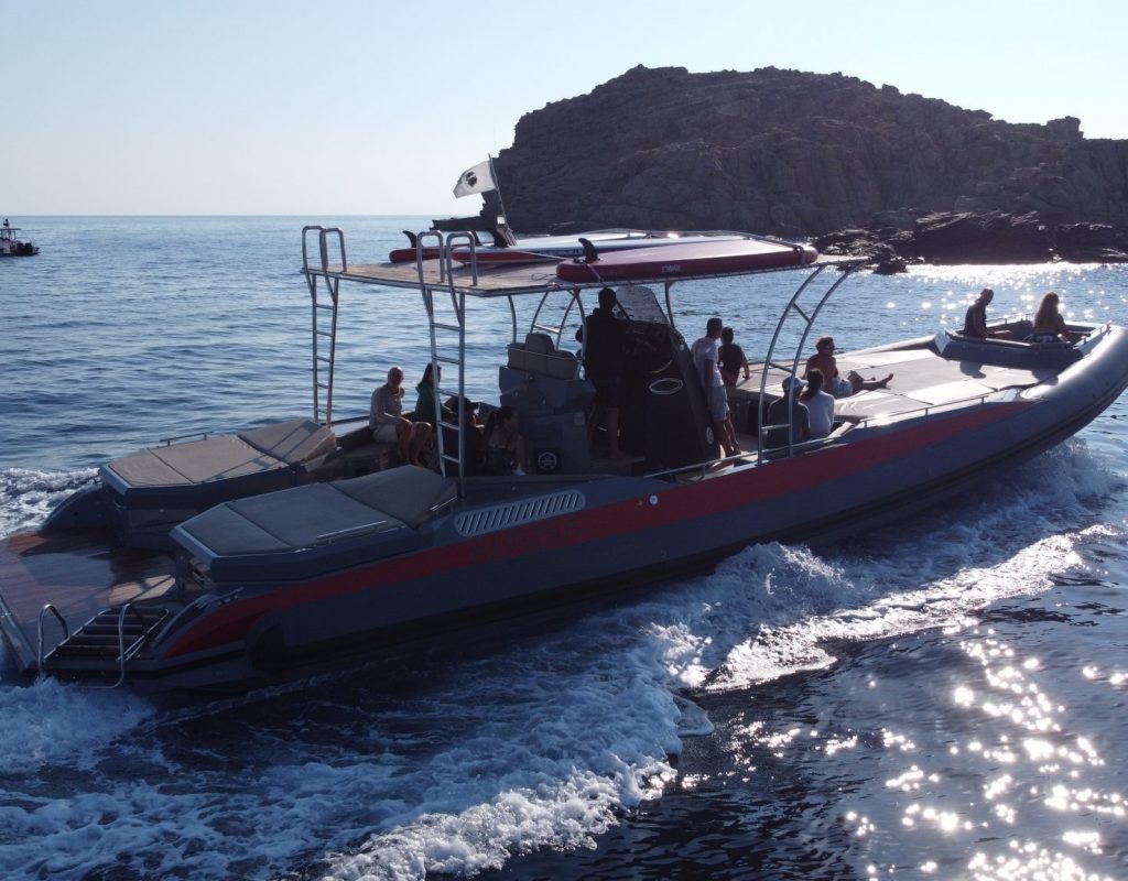 Croisière en mer en grand semi rigide avec des clients