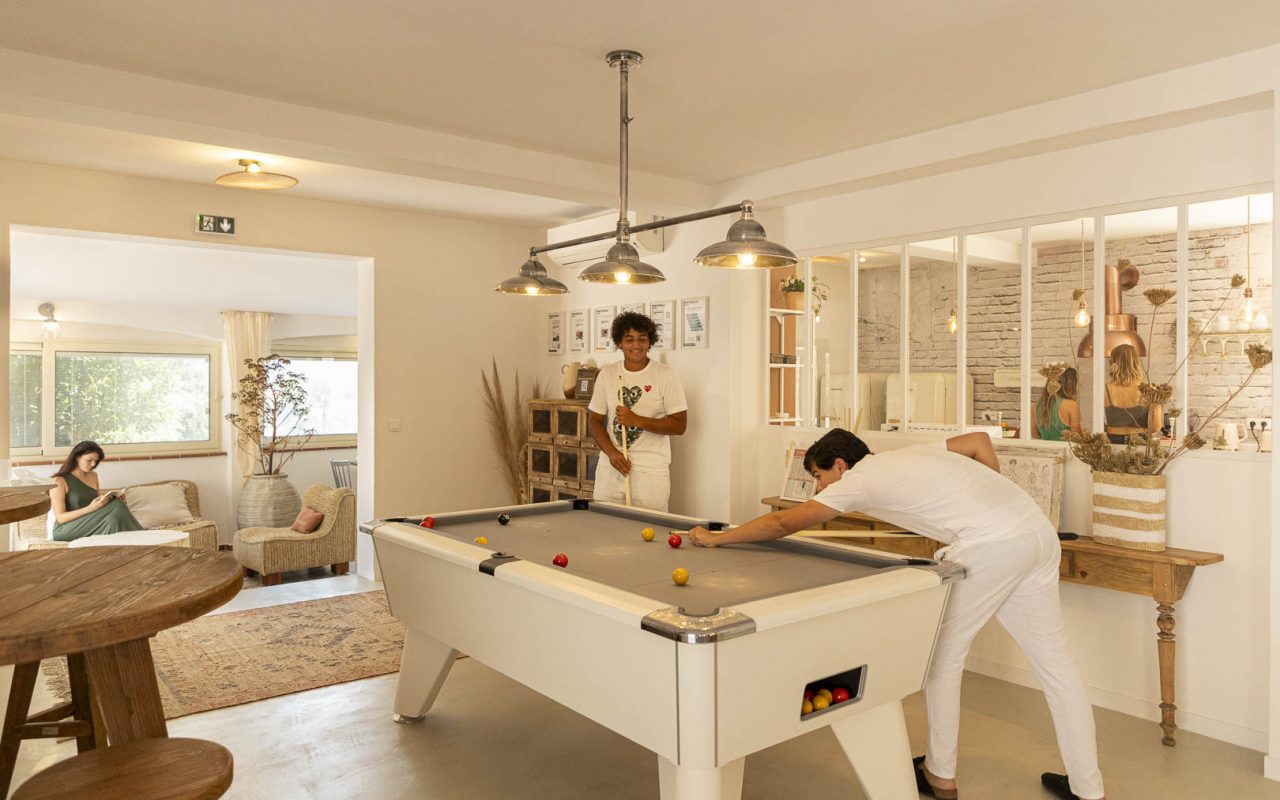 salle de jeux de l'auberge de jeunesse Corsica Hostel