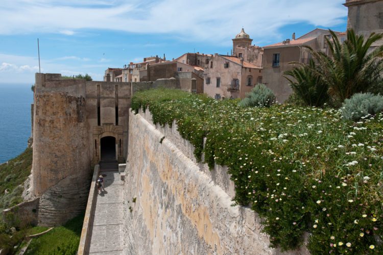 bastion etendard monuments visite bonifacio corse