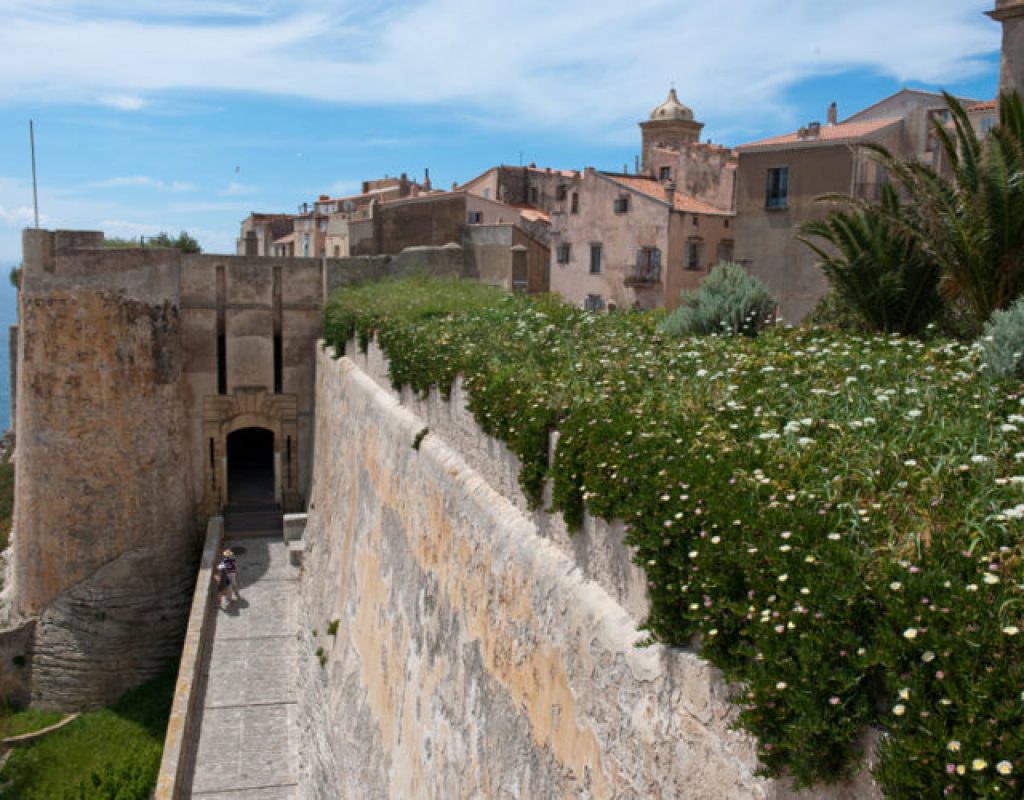 bastion etendard monuments visite bonifacio corse