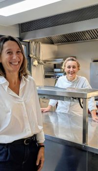 Blandine et Delphine Vidoni dans les cuisines du restaurant L’Impatiens à l’Hôtel San Giovanni.