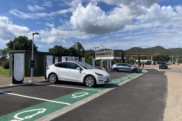 borne de recharge supercharger tesla porto vecchio Total