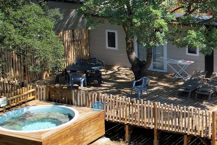 campeggio-porto-vecchio-bungalow-600-arbre-dans-terrasse-bain-de-detente-drone.jpg