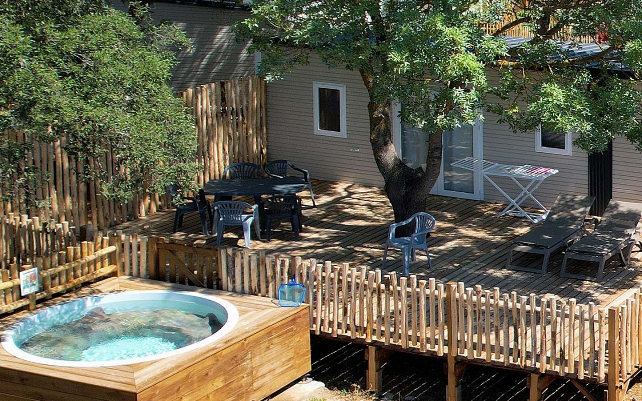 campeggio-porto-vecchio-bungalow-600-arbre-dans-terrasse-bain-de-detente-drone.jpg