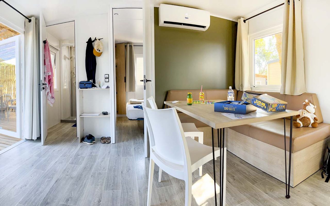campeggio-porto-vecchio-bungalow-600-salon-traversant-table