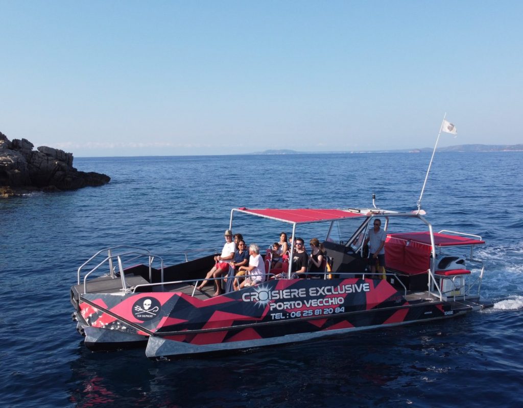 Tour en mer avec un bateau à moteur rouge de la compagnie "Croisière Exclusive"