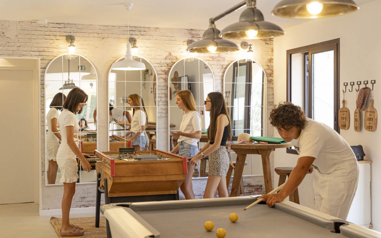 salle de jeux de l'auberge de jeunesse Corsica Hostel